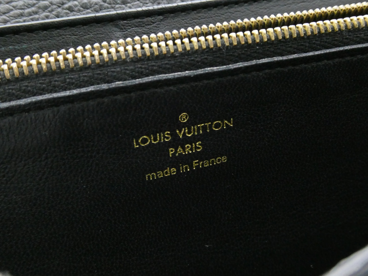 LOUIS VUITTON Portefeuille Capucines Studded Wallet