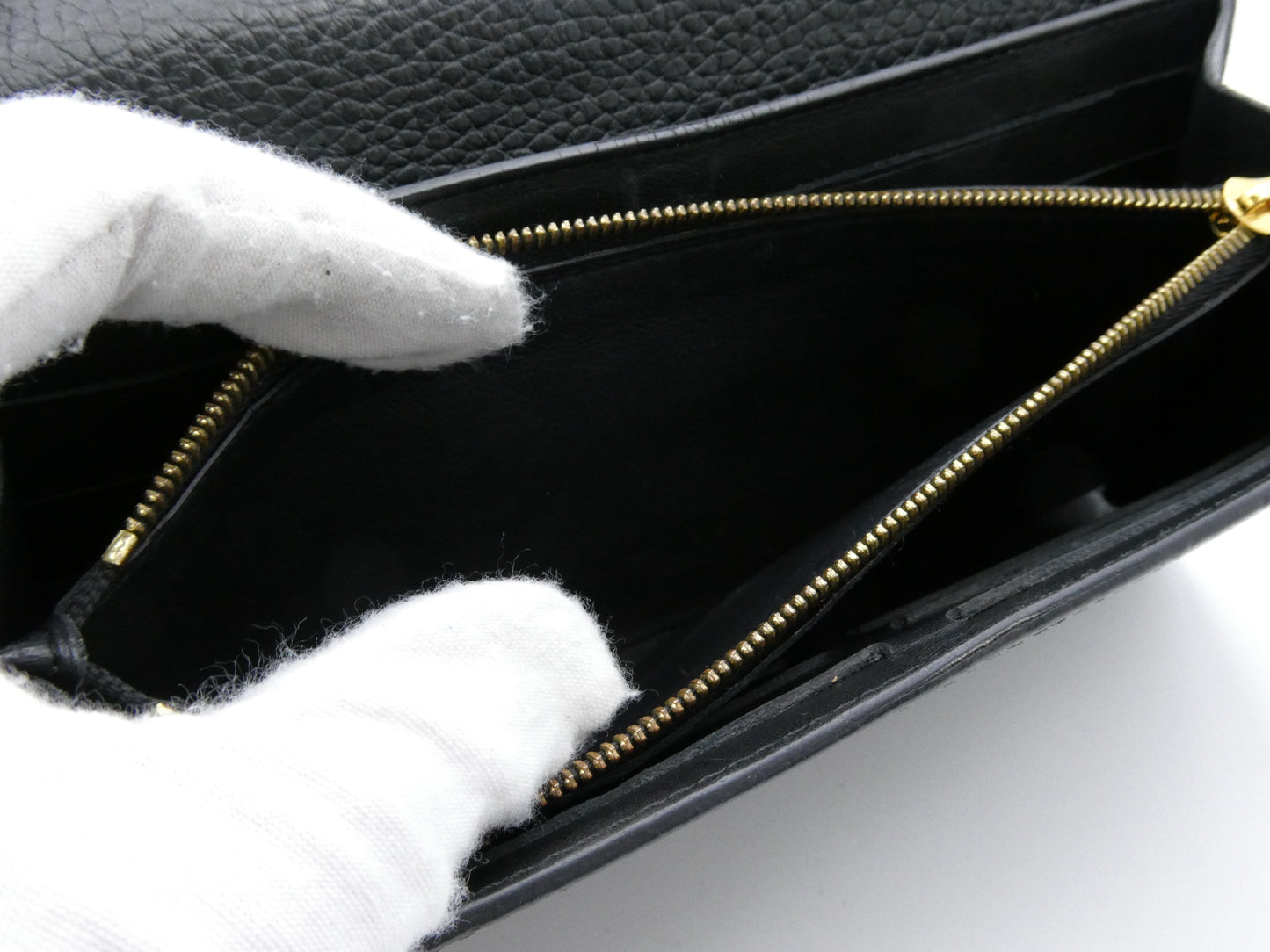 LOUIS VUITTON Portefeuille Capucines Studded Wallet