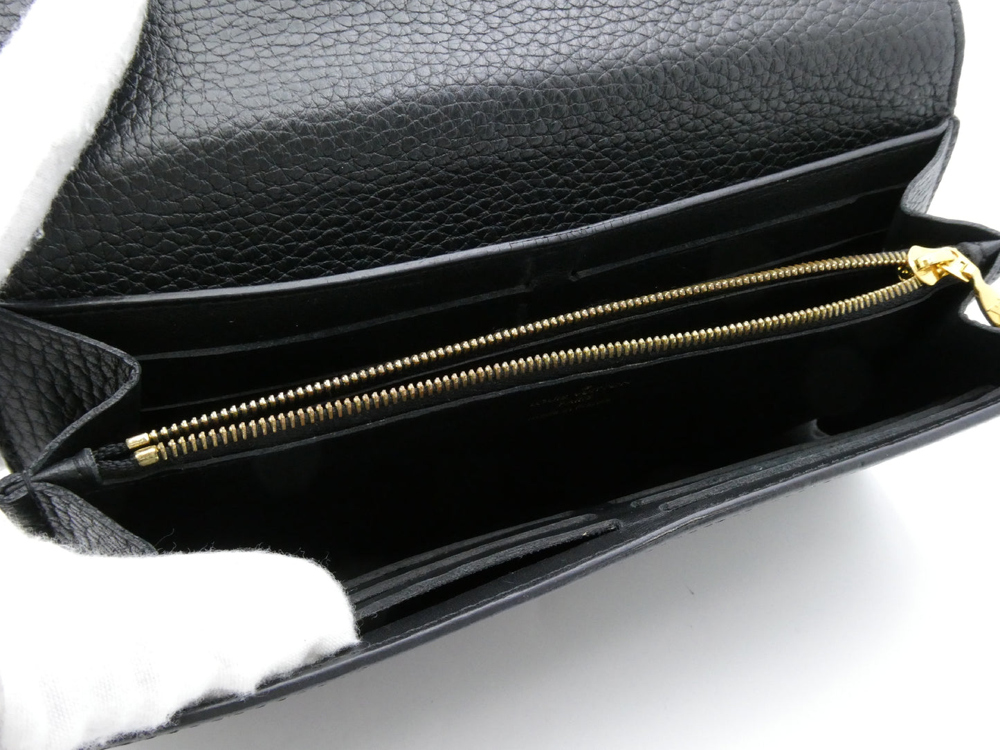 LOUIS VUITTON Portefeuille Capucines Studded Wallet