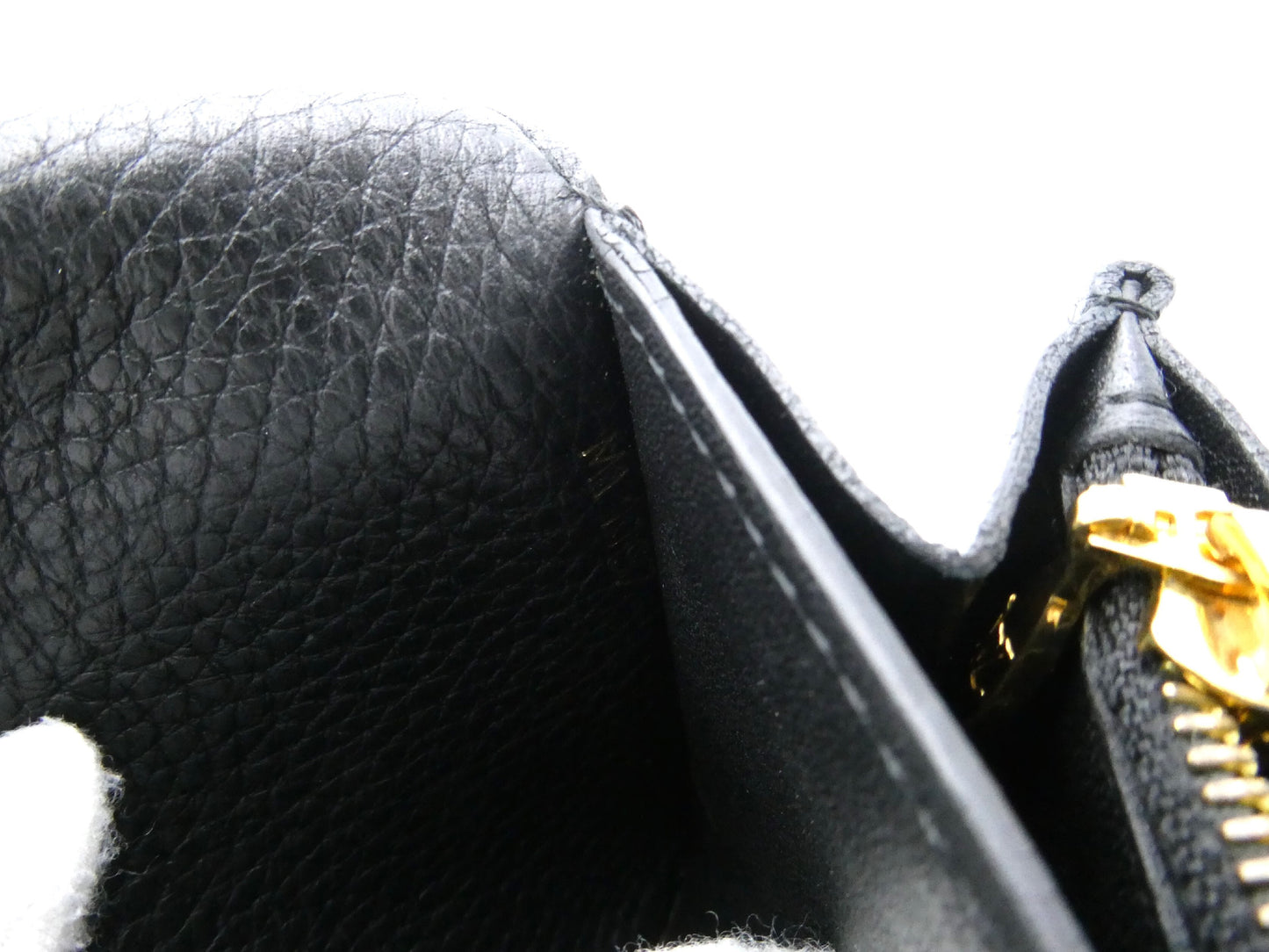 LOUIS VUITTON Portefeuille Capucines Studded Wallet