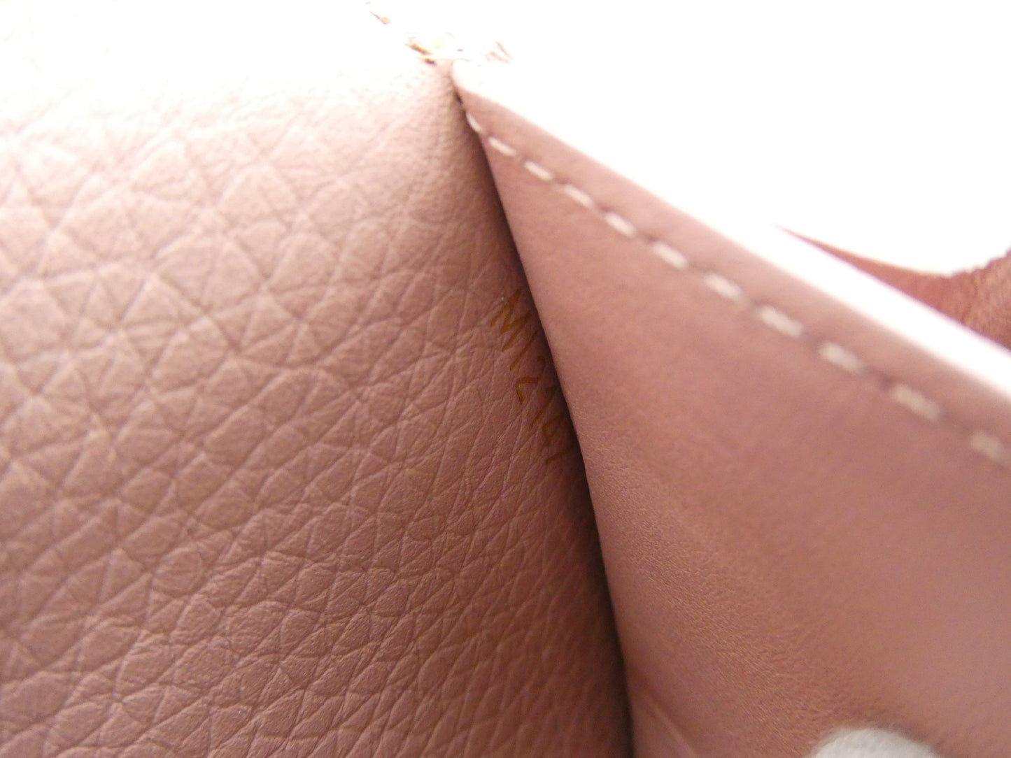 LOUIS VUITTON Portefeuille Capucines Wallet