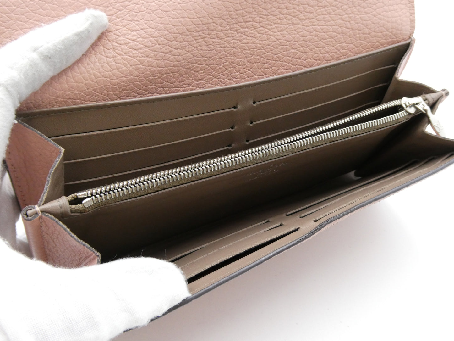 LOUIS VUITTON Portefeuille Capucines Wallet