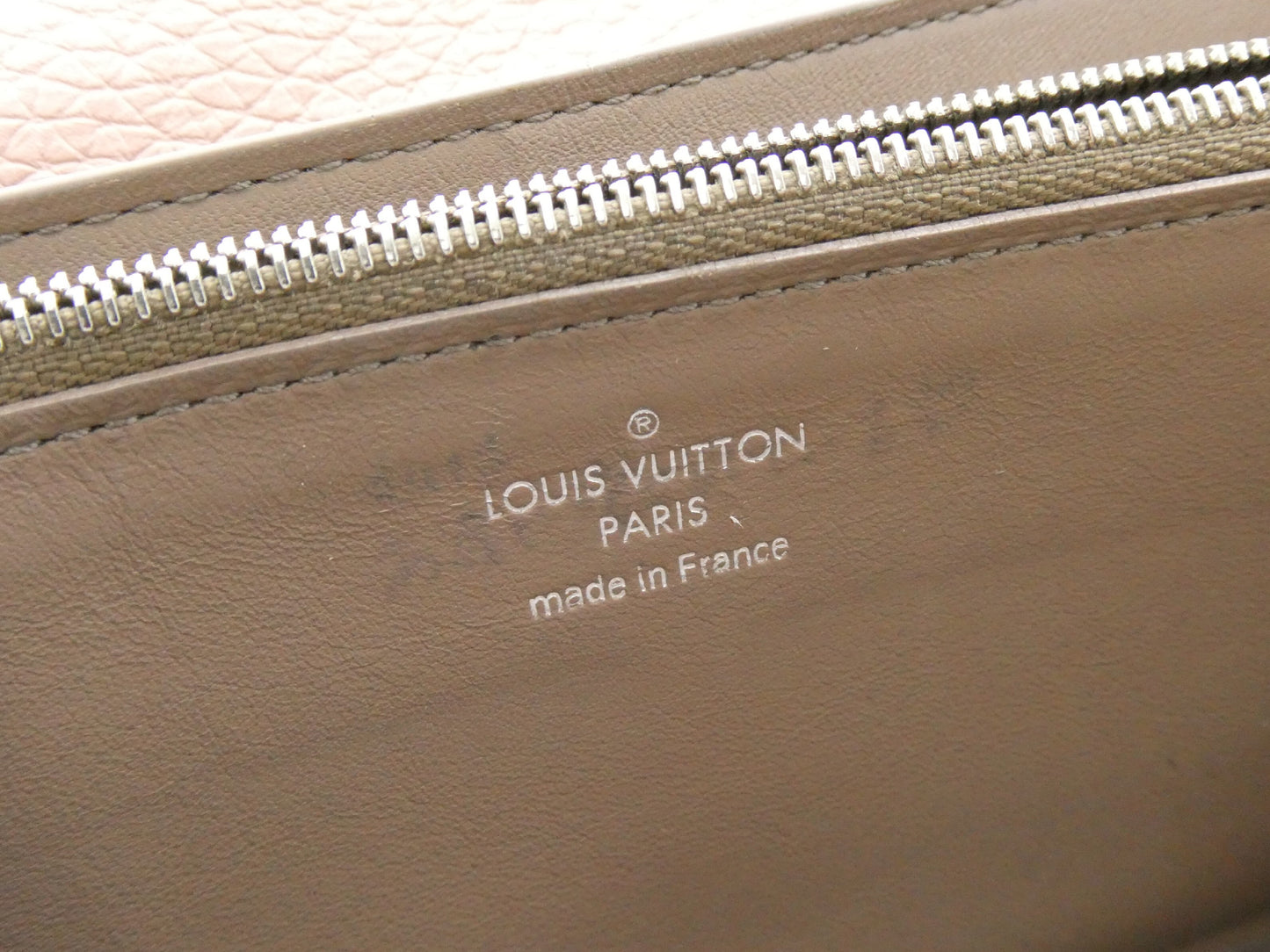 LOUIS VUITTON Portefeuille Capucines Wallet