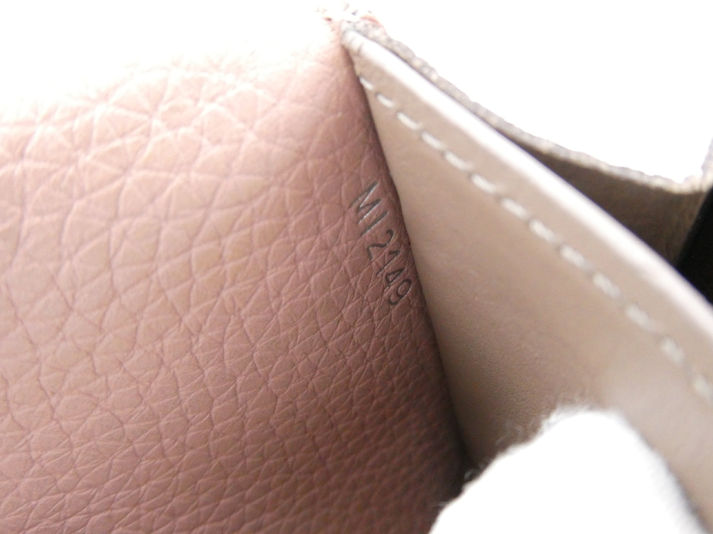 LOUIS VUITTON Portefeuille Capucines Wallet