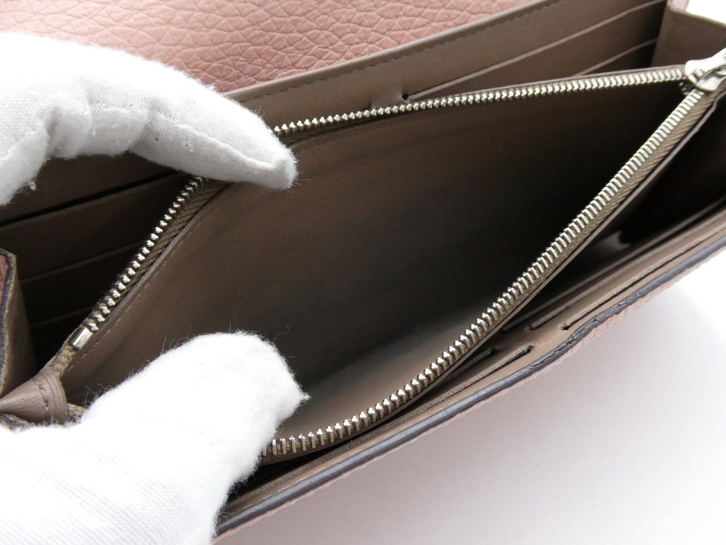 LOUIS VUITTON Portefeuille Capucines Wallet