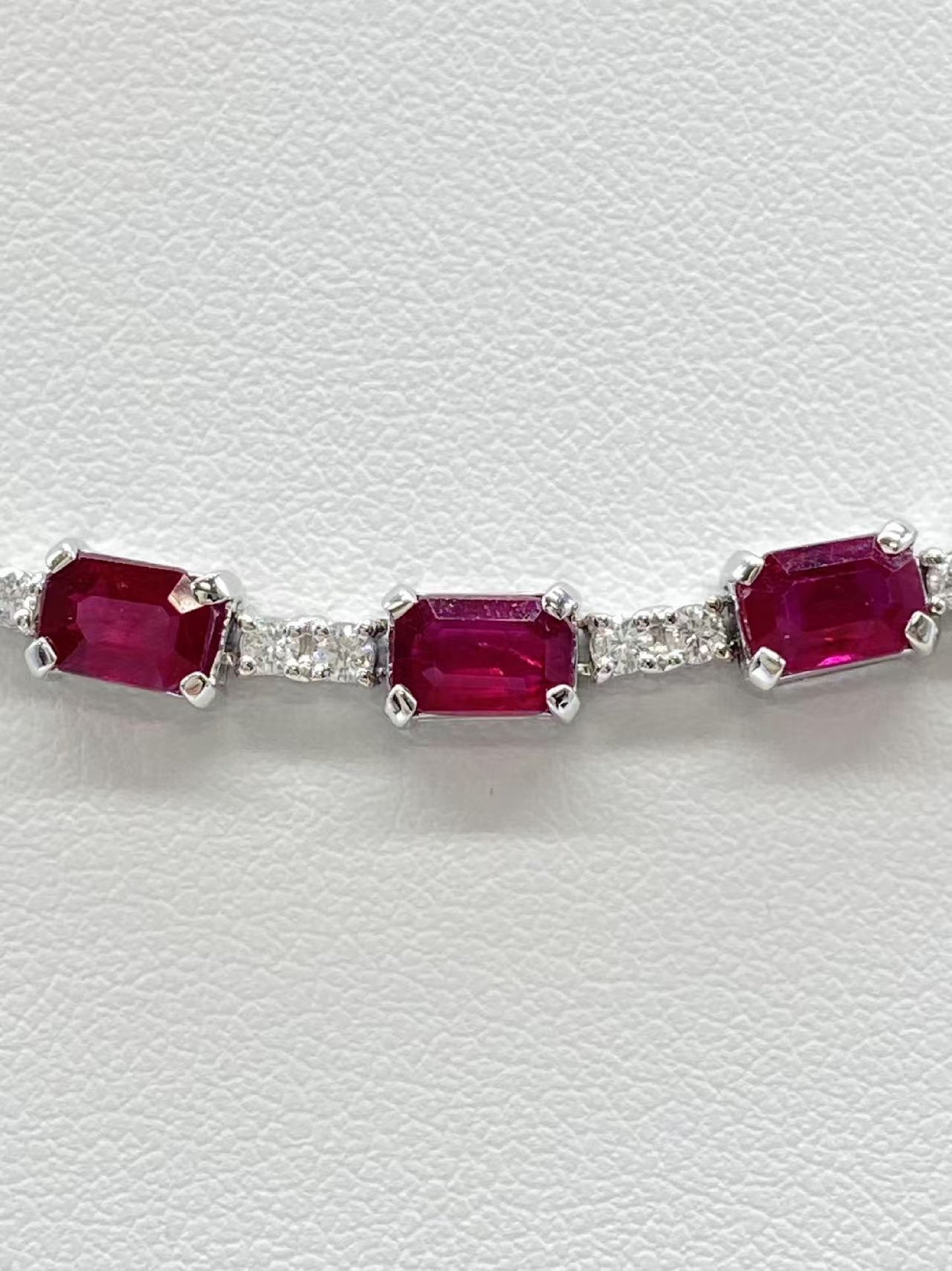 R9.79ct D7.8ct 750 29.2g Necklace