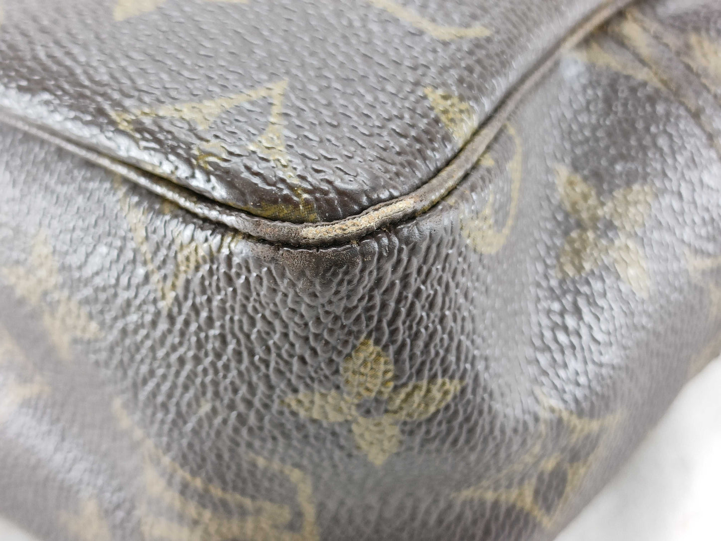 LOUIS VUITTON M47522 Monogram LV Monogram True Towel 28 M47522 842 Pouch