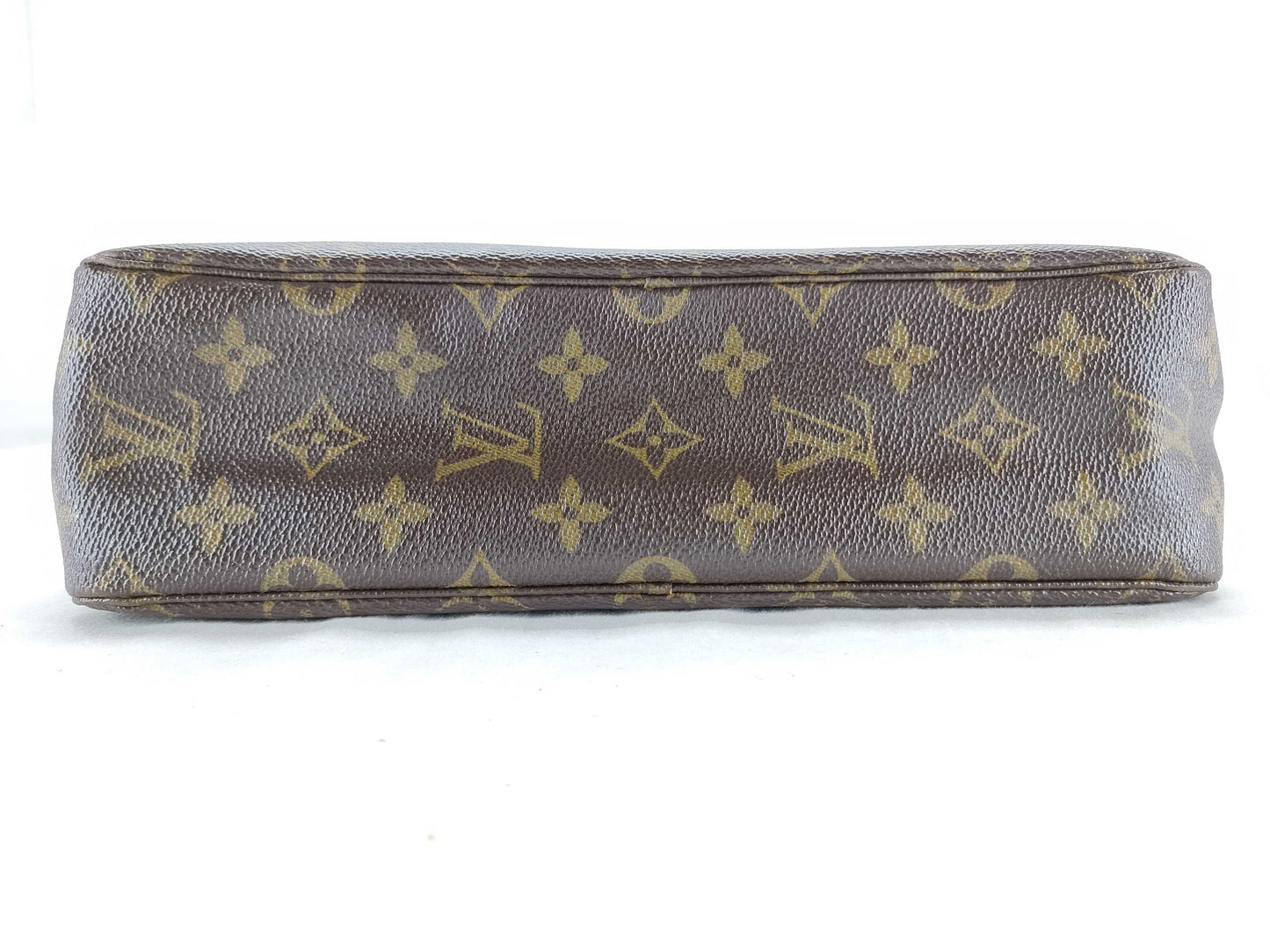 LOUIS VUITTON M47522 Monogram LV Monogram True Towel 28 M47522 842 Pouch