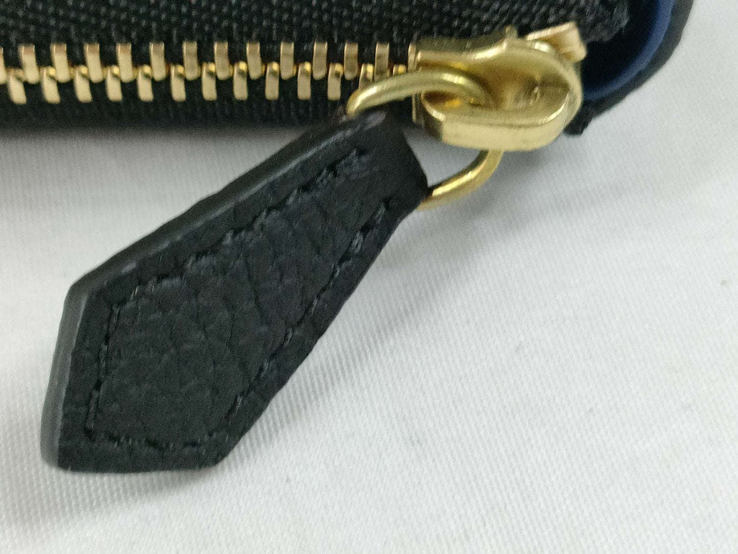 Bonaventura Leather Round Zip Black Wallet