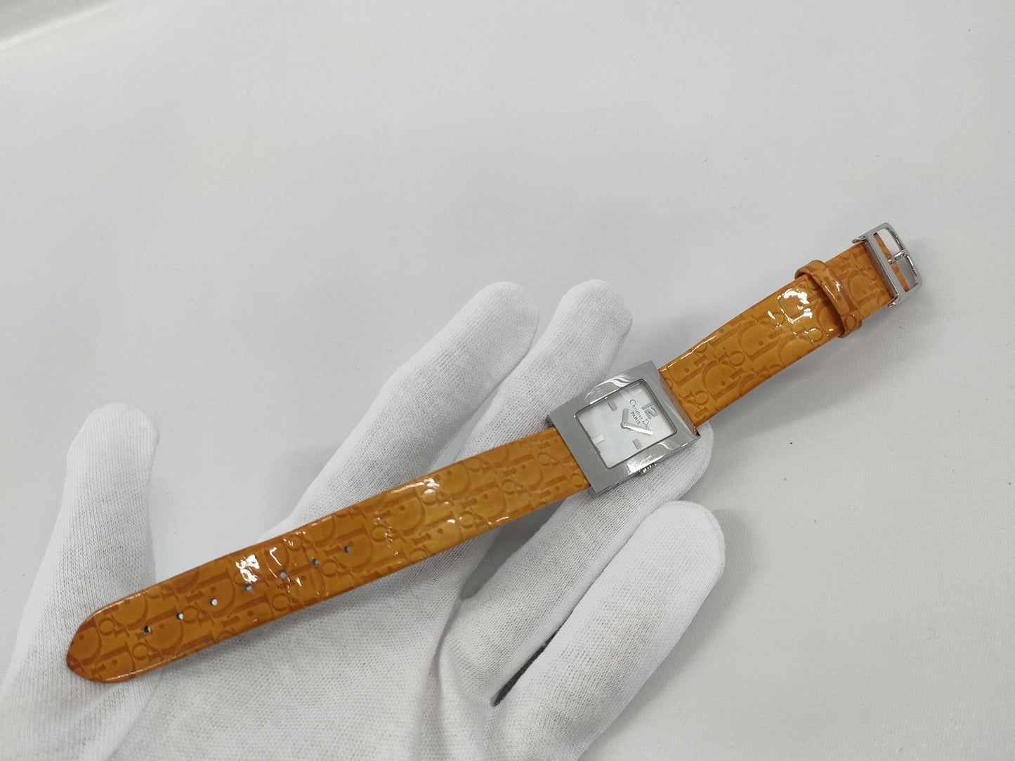 D78-109 DY4005 Quartz White Shell Dial Women's Watch