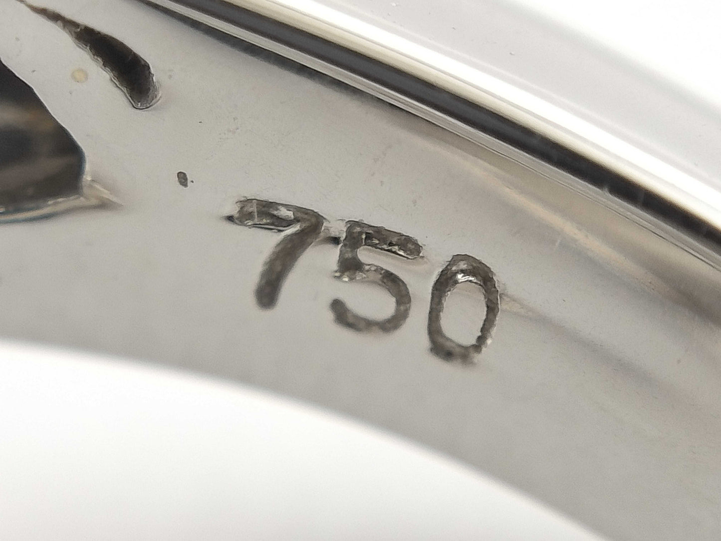 R3.03ct D2.05ct 750 14.6g Ring