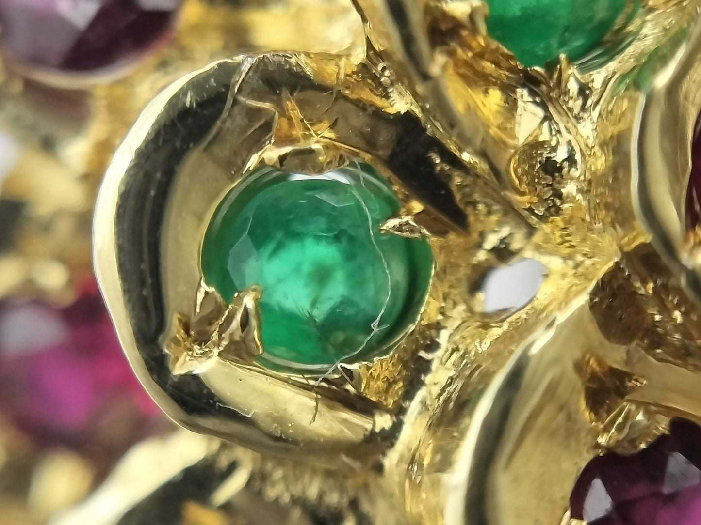 Swan motif brooch with ruby, emerald and diamond in 18K gold, 18.9g