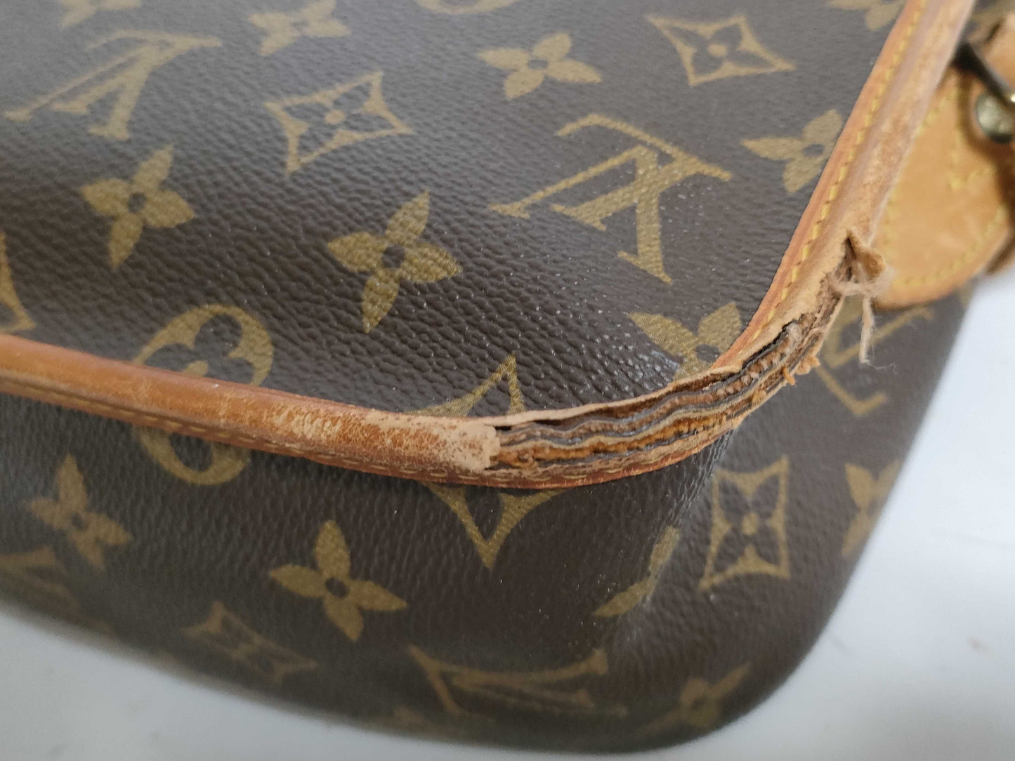LOUIS VUITTON RFID Unverifiable Monogram Louis Vuitton Gibessiere MM M42247/AR1901 Shoulder Bag with Torn Shoulder Strap
