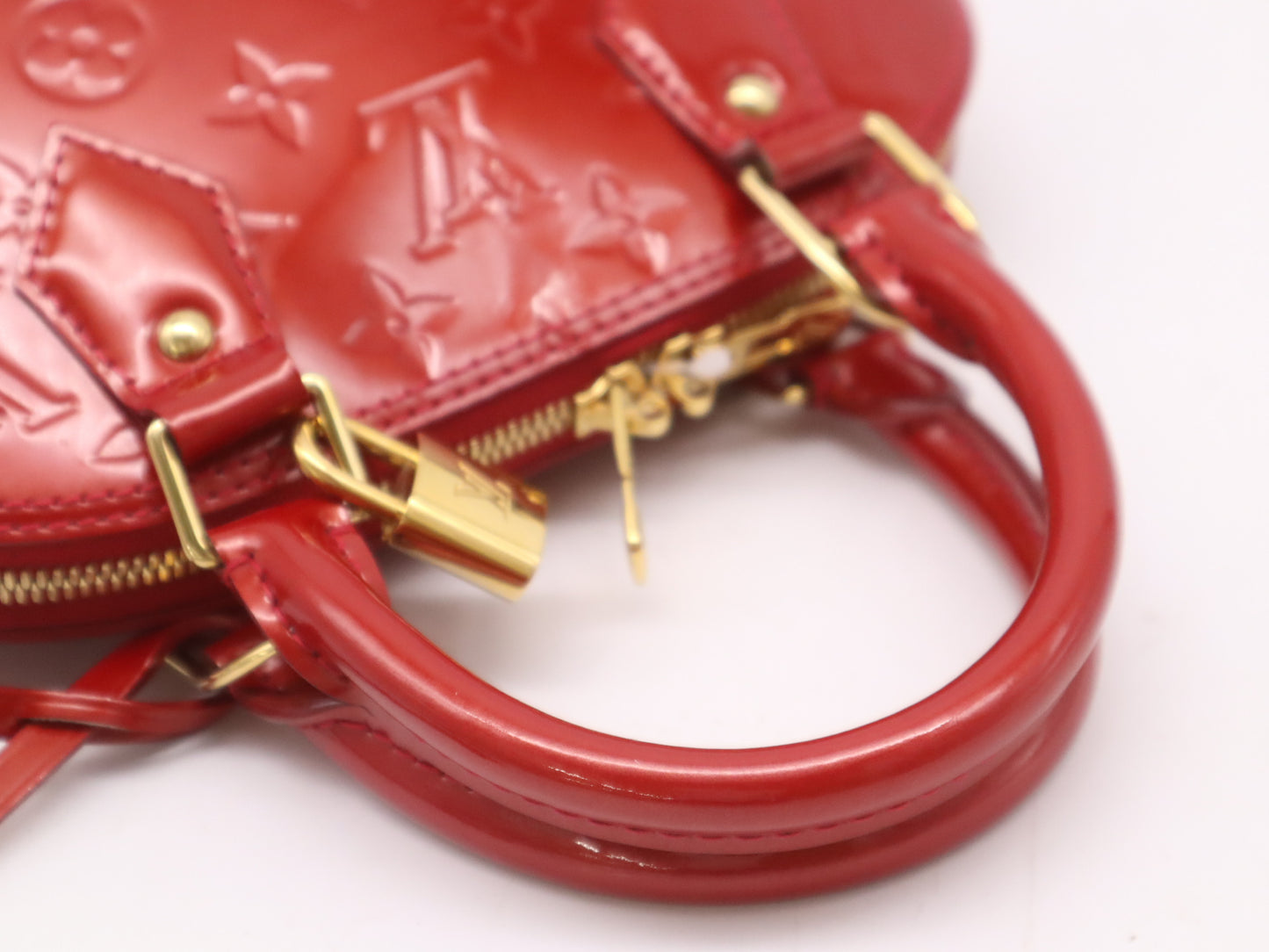LOUIS VUITTON M91606 Vernis Alma BB Pomme d'Amour Handbag with Clochet, Cadena, and 2 Keys