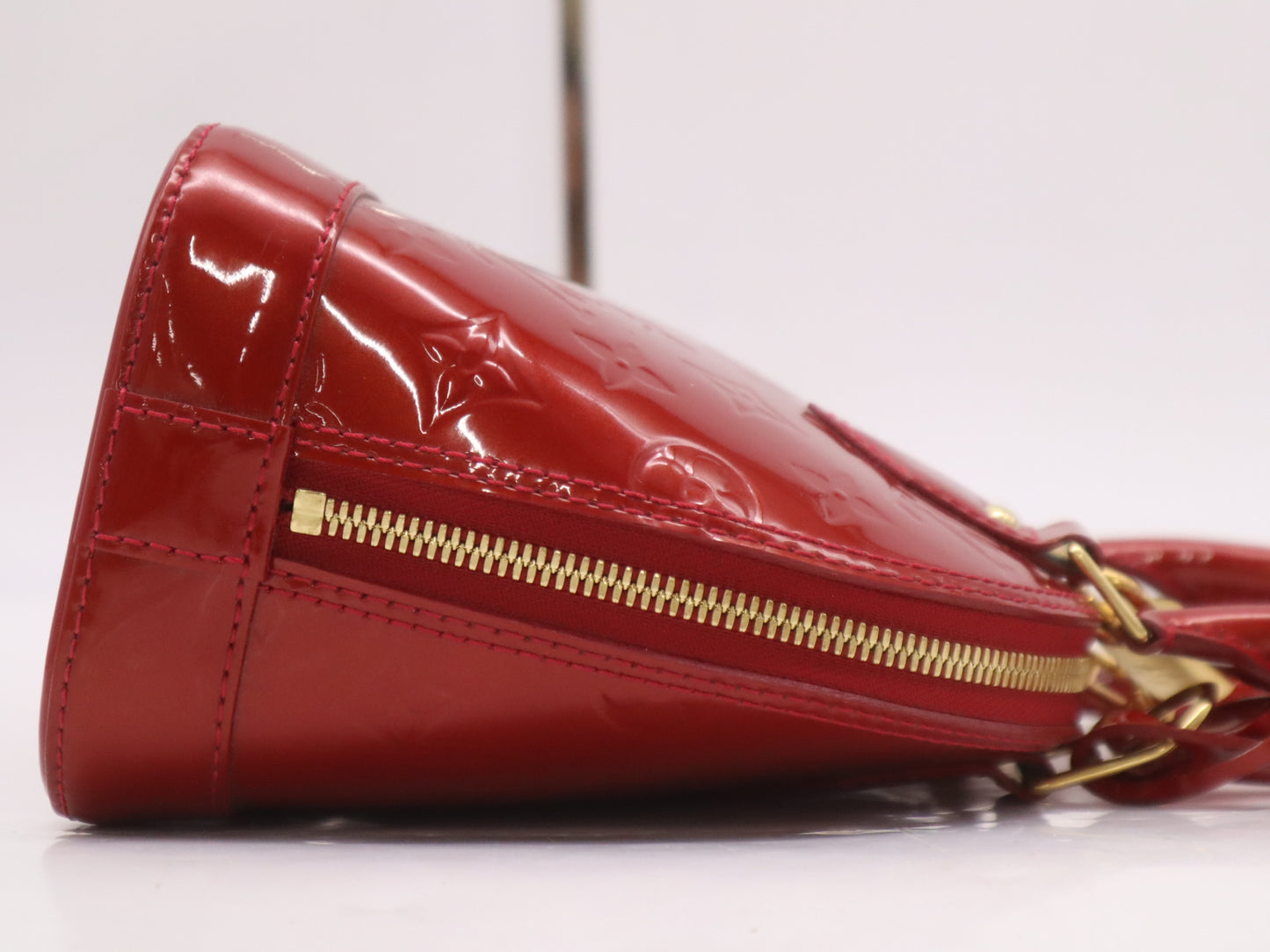 LOUIS VUITTON M91606 Vernis Alma BB Pomme d'Amour Handbag with Clochet, Cadena, and 2 Keys