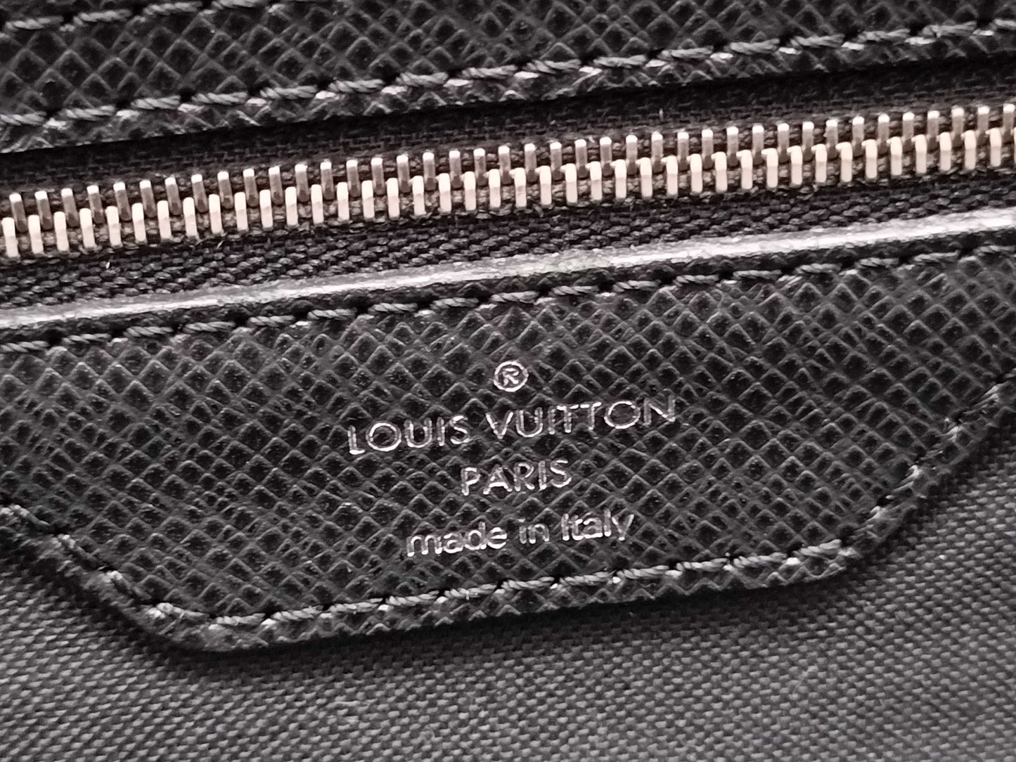 LOUIS VUITTON Taiga LOUIS VUITTON M31172 Business Bag