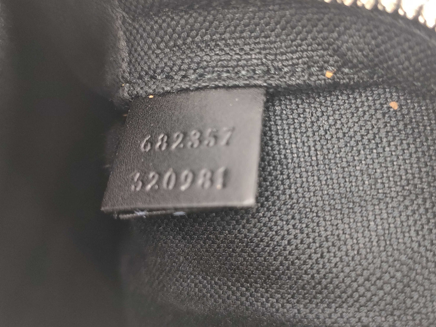 GUCCI GG Supreme Sherry Shoulder Bag in Black