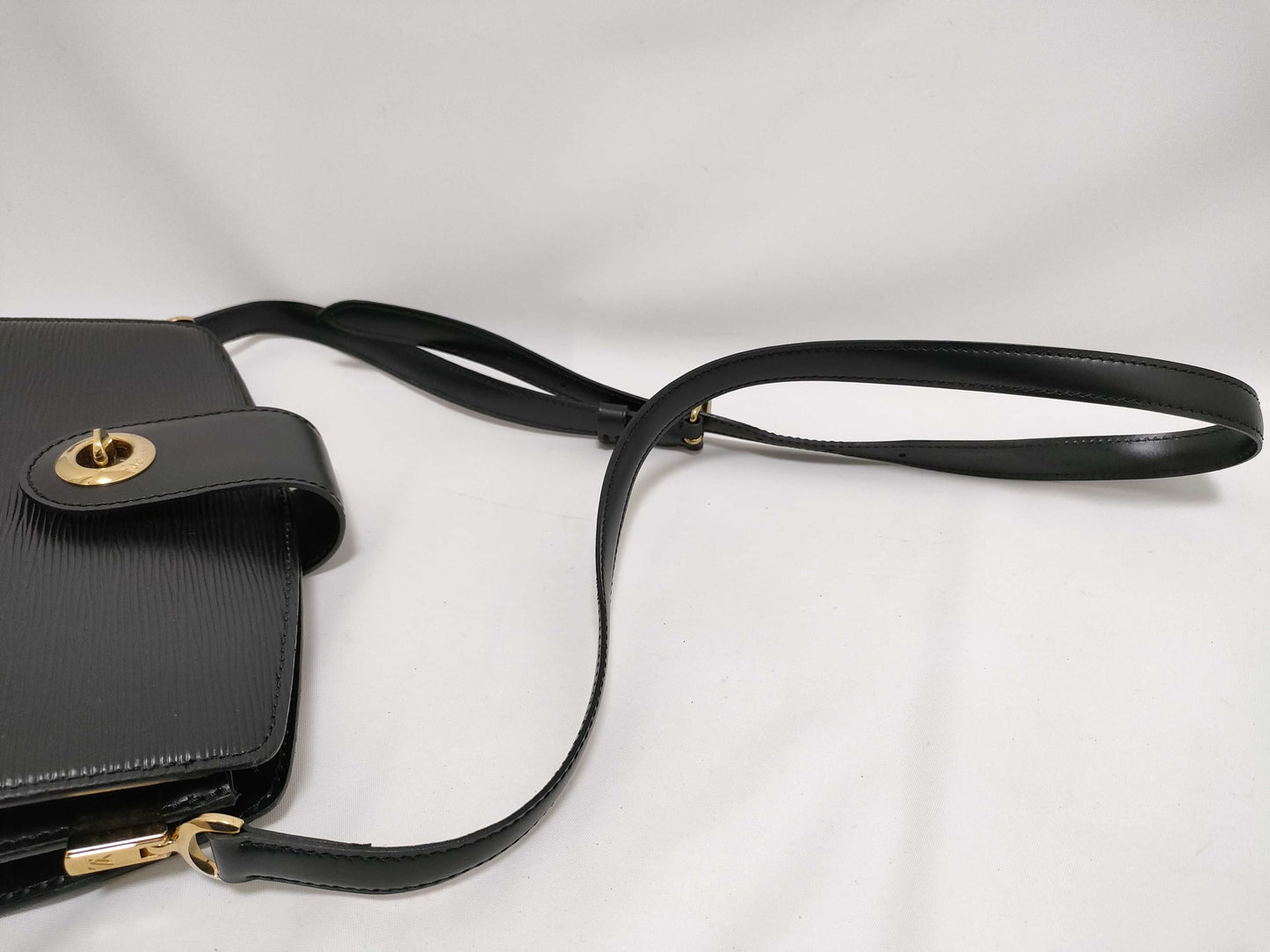 LOUIS VUITTON RFID Unverifiable Epi Capuchin Monogram Handbag