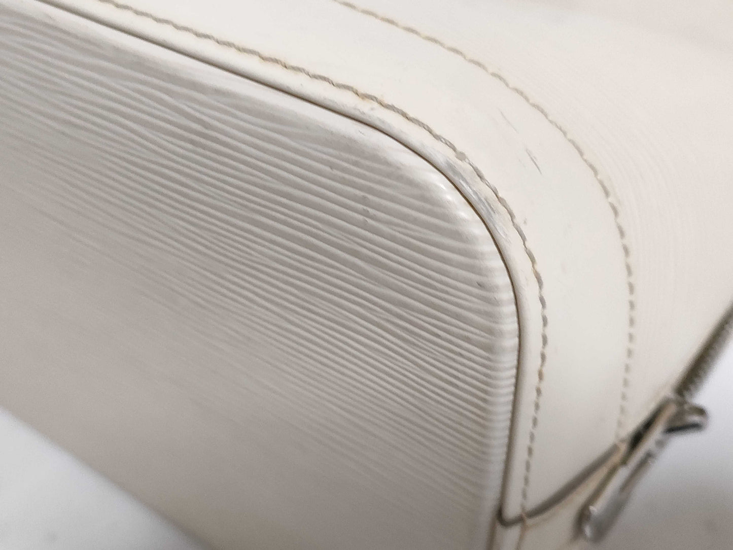 LOUIS VUITTON Epi Louis Vuitton Epi Alma Handbag