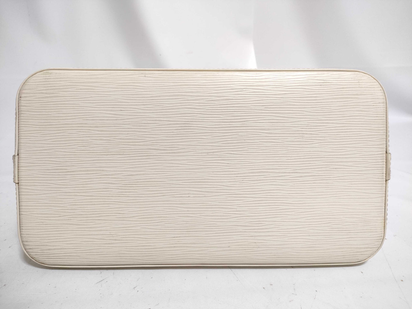 LOUIS VUITTON Epi Louis Vuitton Epi Alma Handbag