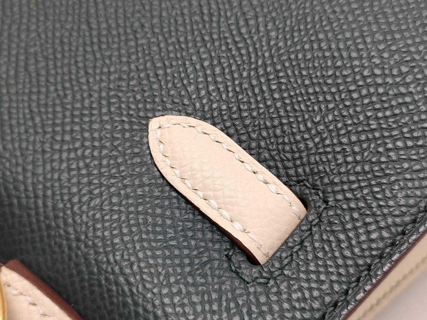 HERMES Kelly 25 Personal Order Vert Chypre/Nata Handbag with Matte Gold Hardware and GP W Stamp