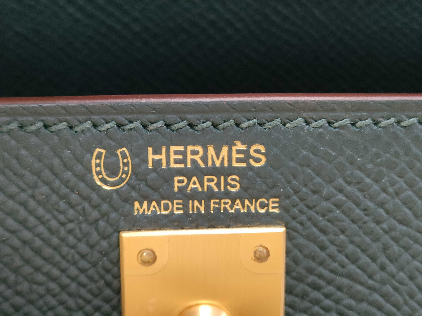 HERMES Kelly 25 Personal Order Vert Chypre/Nata Handbag with Matte Gold Hardware and GP W Stamp