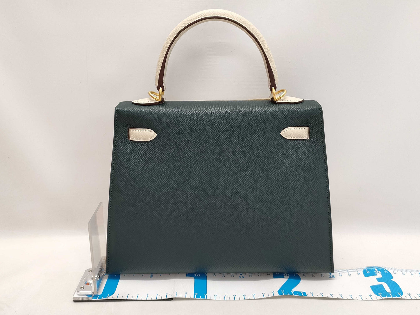 HERMES Kelly 25 Personal Order Vert Chypre/Nata Handbag with Matte Gold Hardware and GP W Stamp
