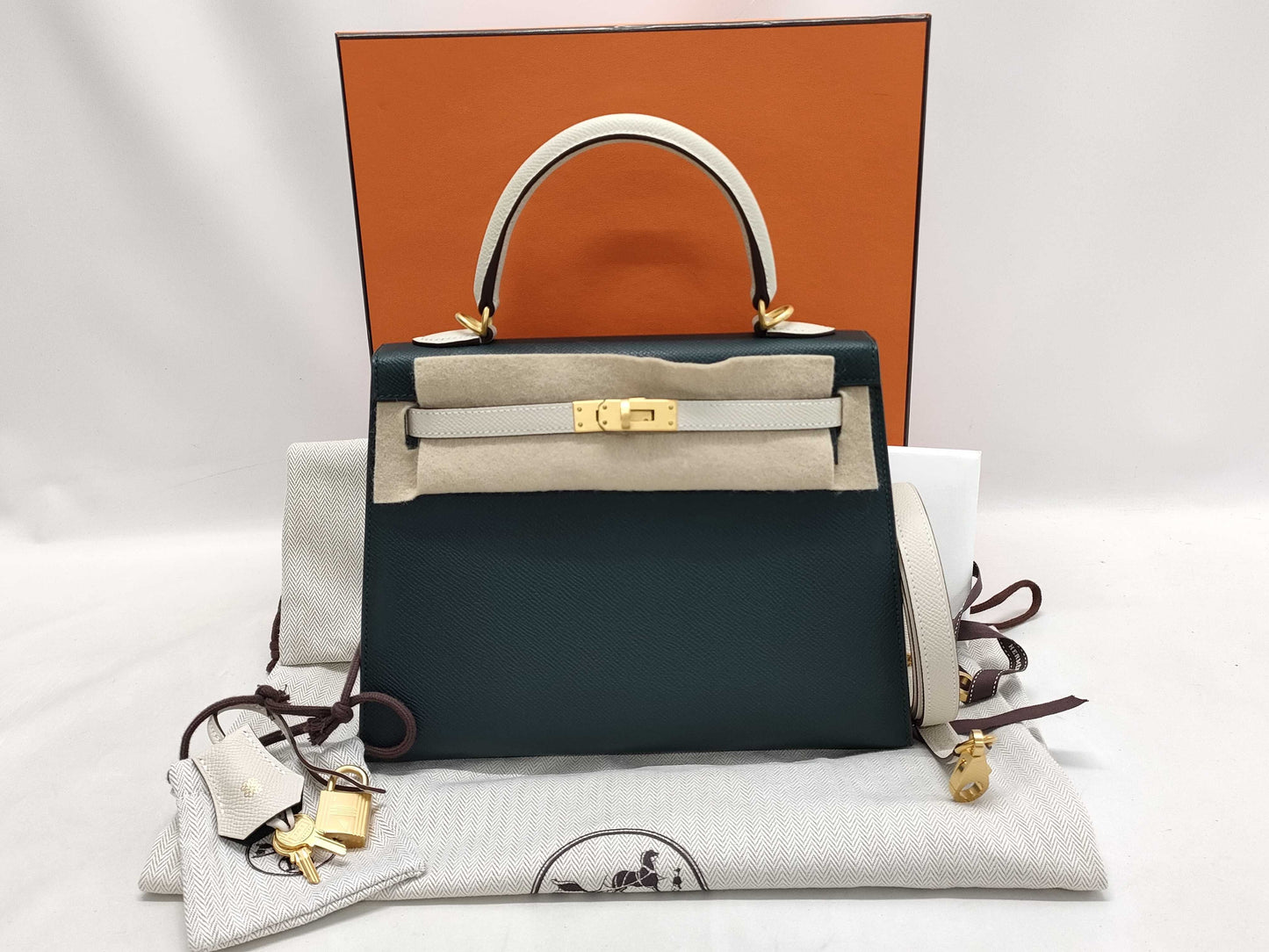HERMES Kelly 25 Personal Order Vert Chypre/Nata Handbag with Matte Gold Hardware and GP W Stamp