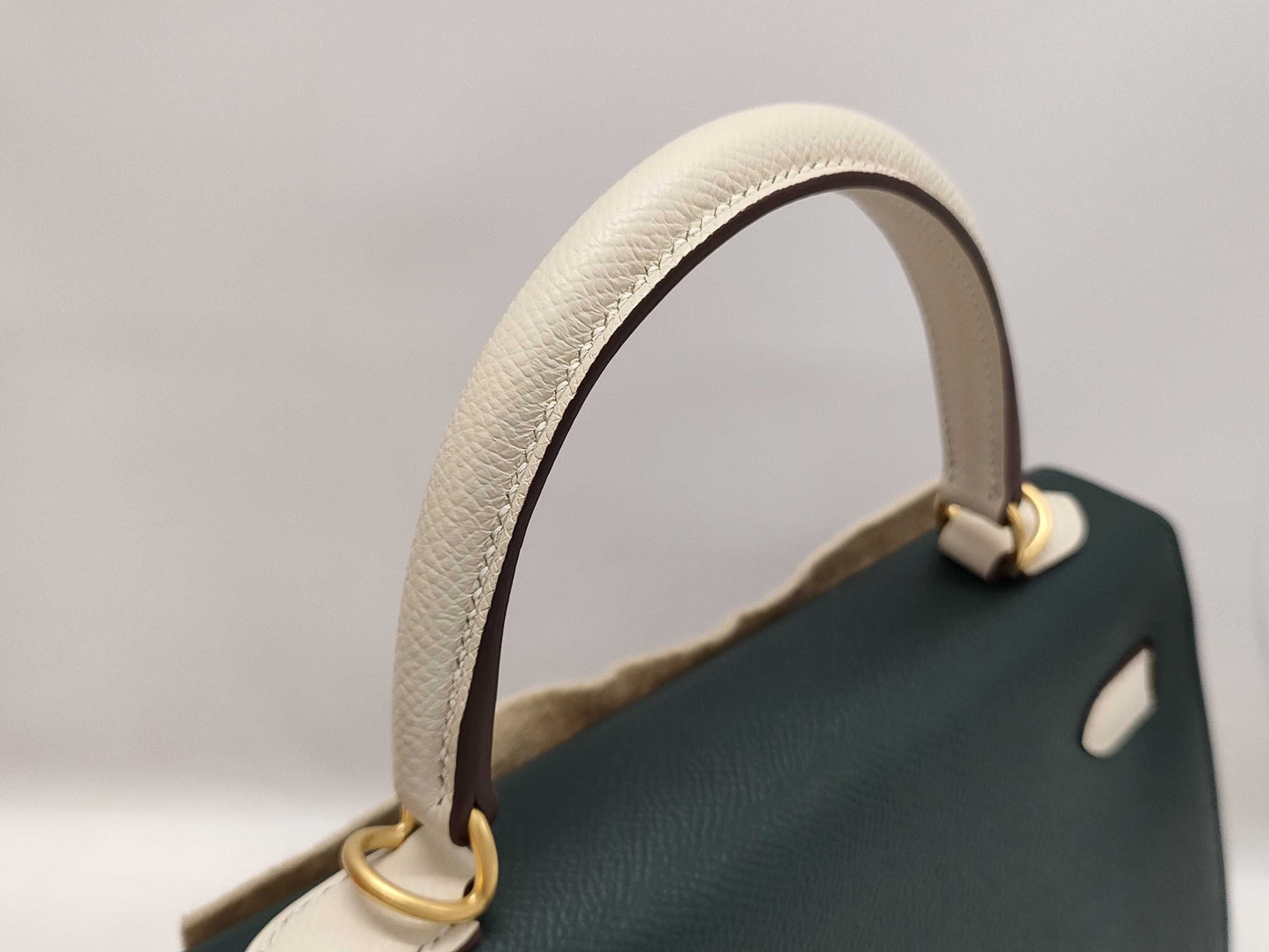 HERMES Kelly 25 Personal Order Vert Chypre/Nata Handbag with Matte Gold Hardware and GP W Stamp