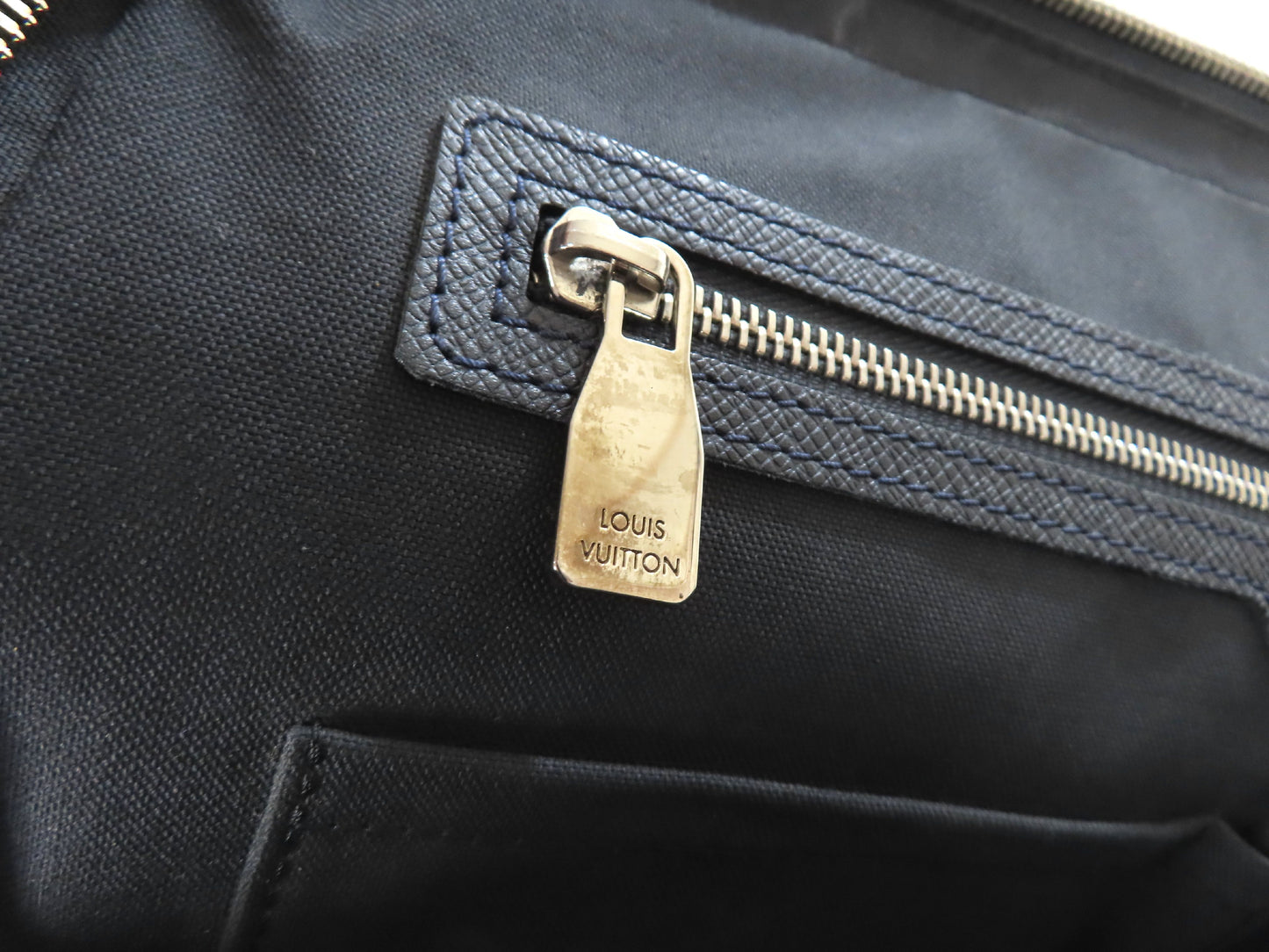 LOUIS VUITTON Vassili PM Taiga Leather 2-Way Business Bag