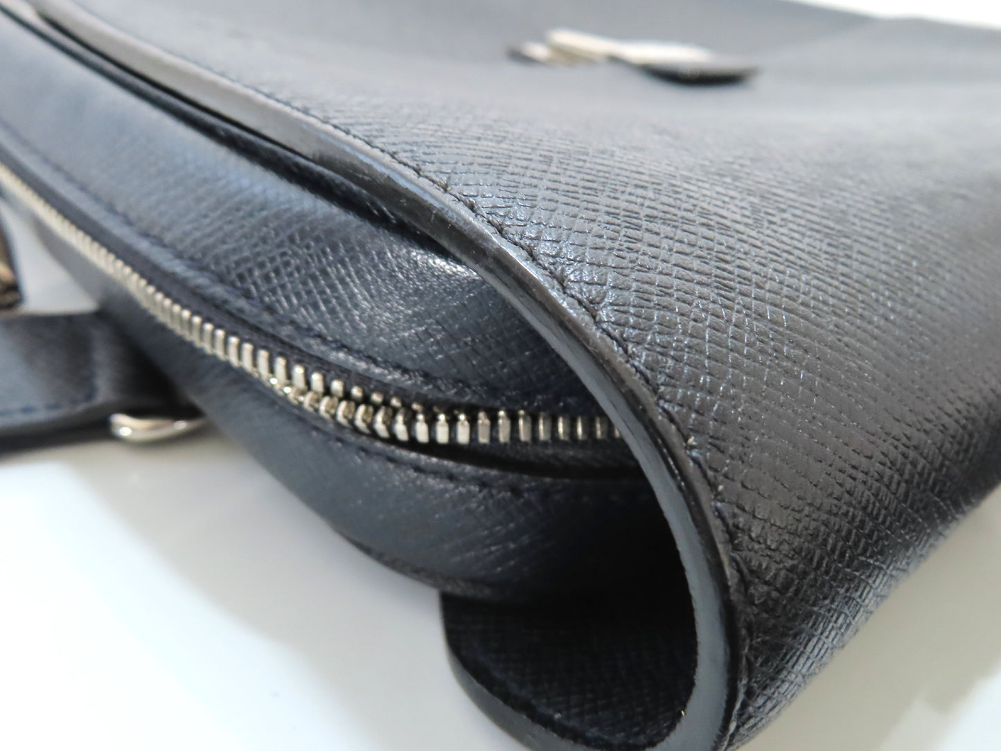 LOUIS VUITTON Vassili PM Taiga Leather 2-Way Business Bag