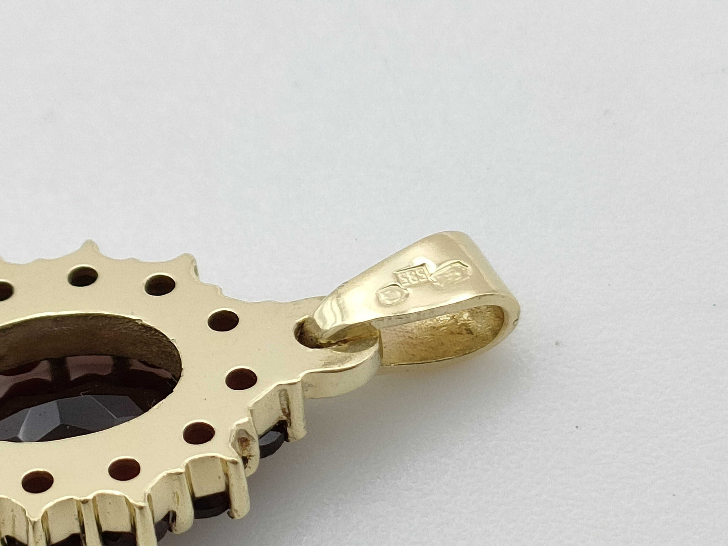Garnet 585 2.1g Pendant Top