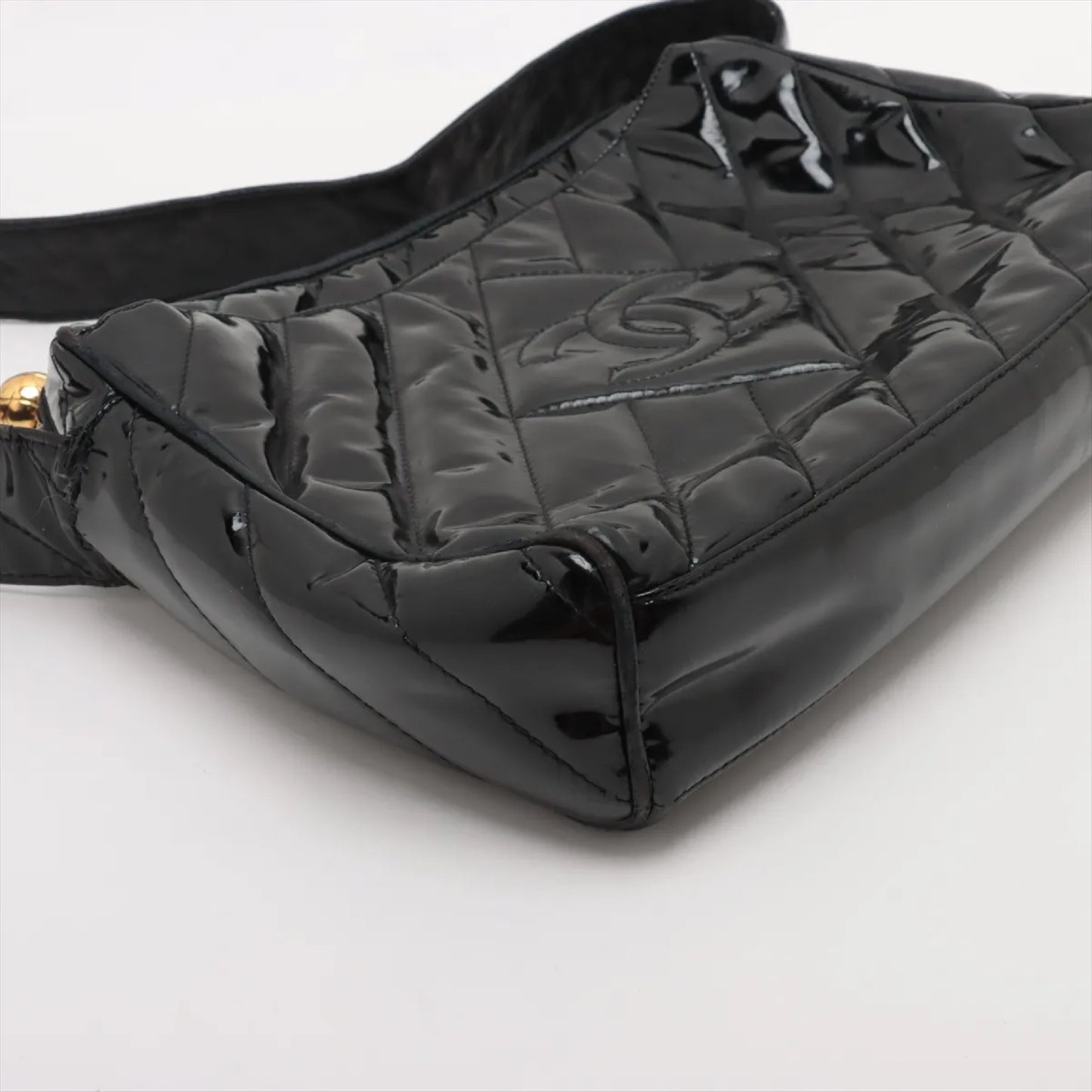 CHANEL bias stitch patent leather shoulder bag