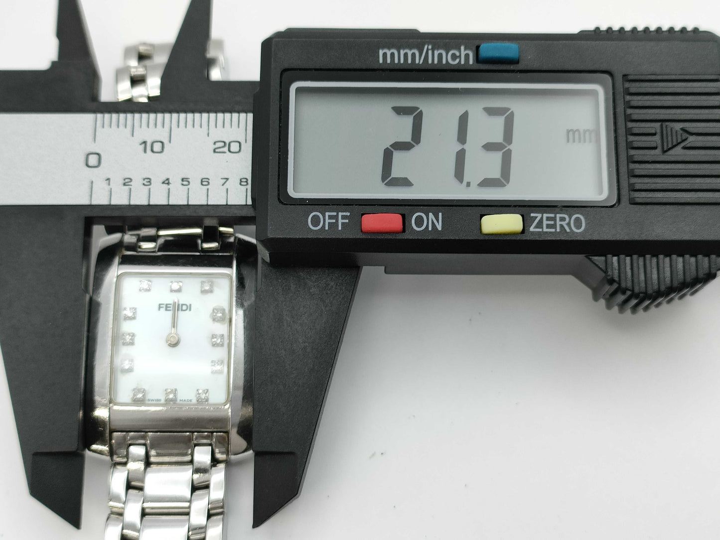 FENDI 087-7000L-370 Quartz Shell Dial Non-Moving Women's Watch