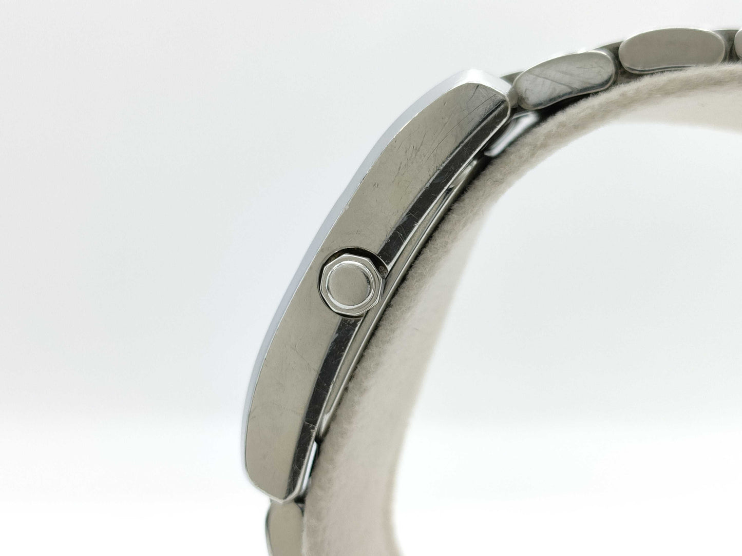 FENDI 087-7000L-370 Quartz Shell Dial Non-Moving Women's Watch