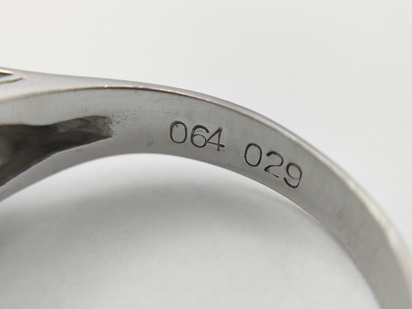 E0.64ct D0.29ct Pt900 4.3g Ring