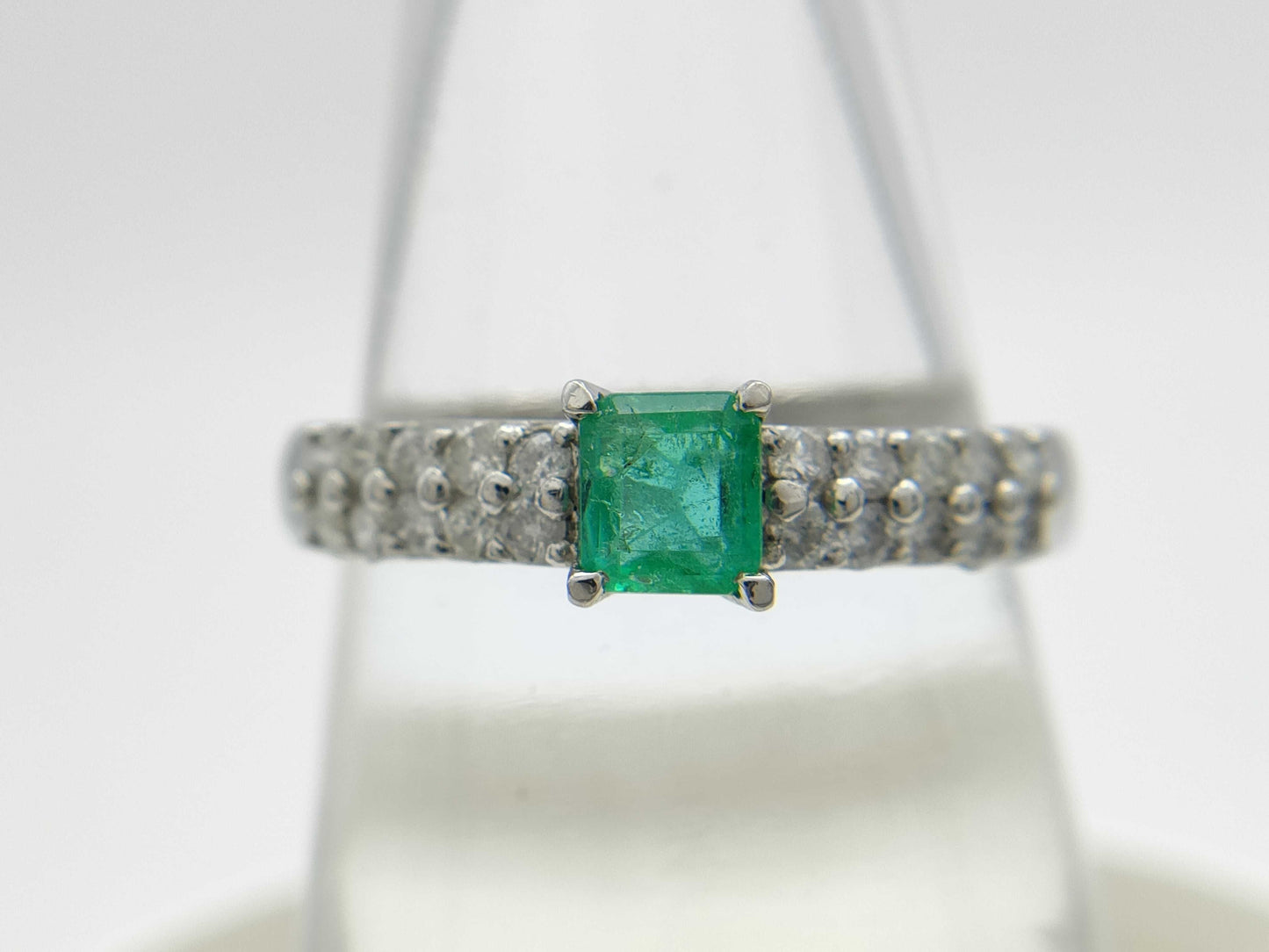 Emerald and Diamond 0.32/0.31 Stamp, Pt900 3.8g Ring