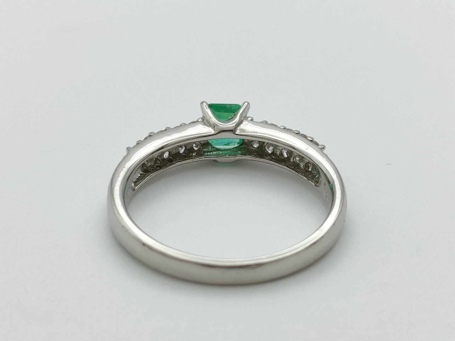Emerald and Diamond 0.32/0.31 Stamp, Pt900 3.8g Ring