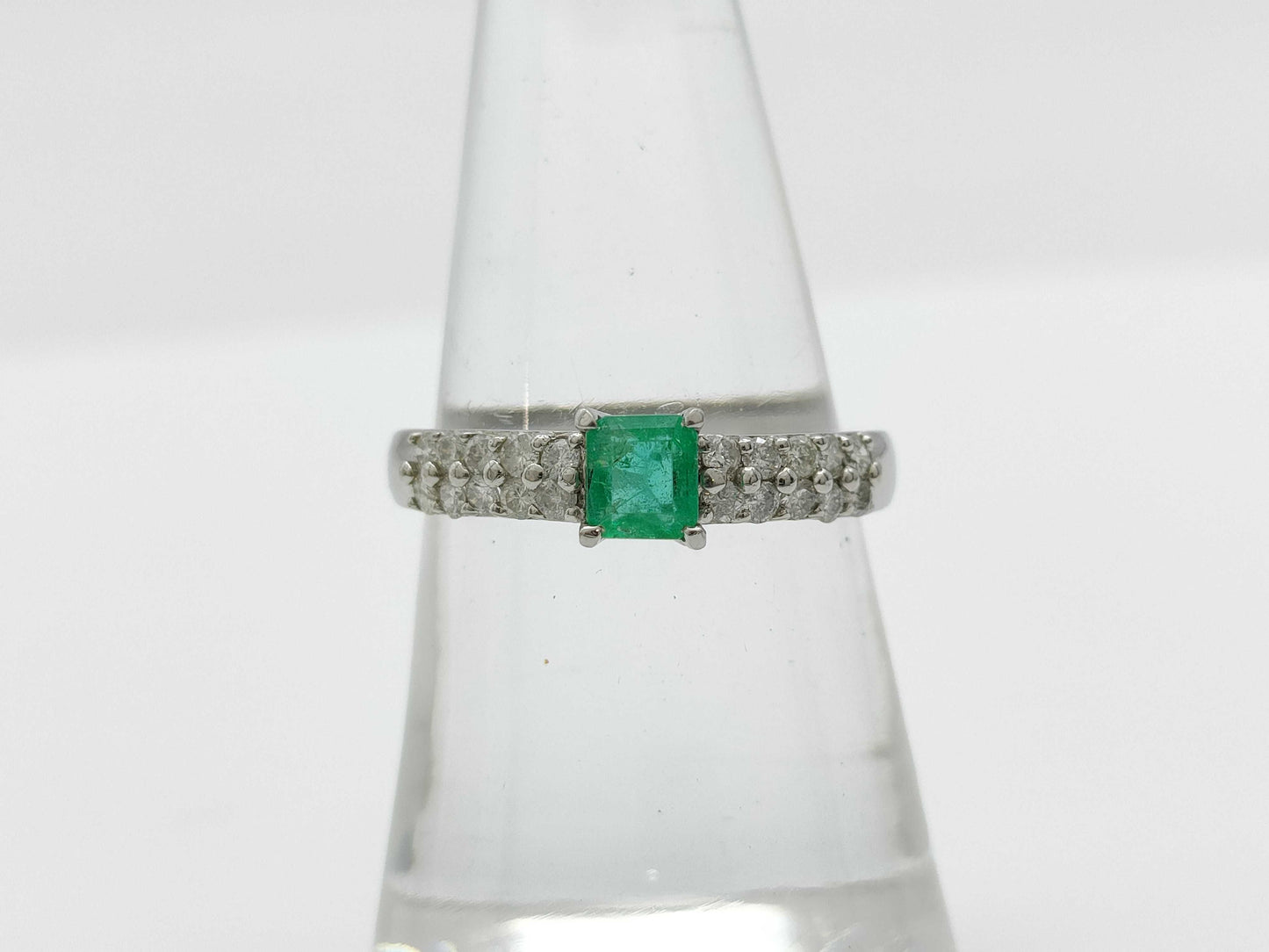Emerald and Diamond 0.32/0.31 Stamp, Pt900 3.8g Ring