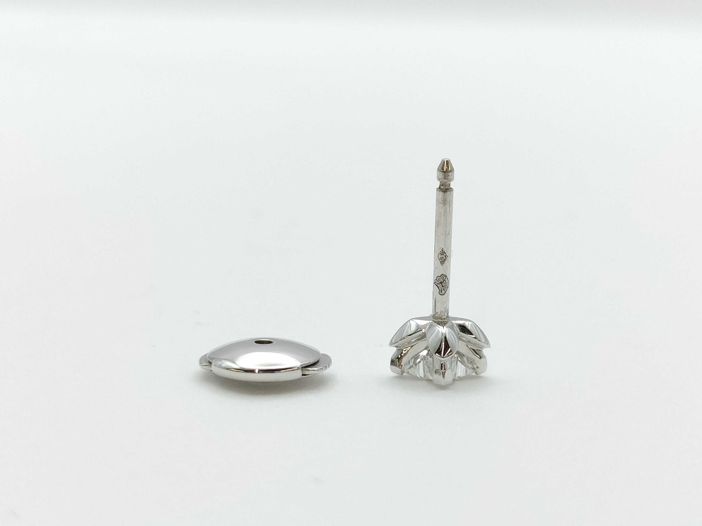 LOUIS VUITTON Star Diamond Earrings in White Gold and AU750, 1.1g