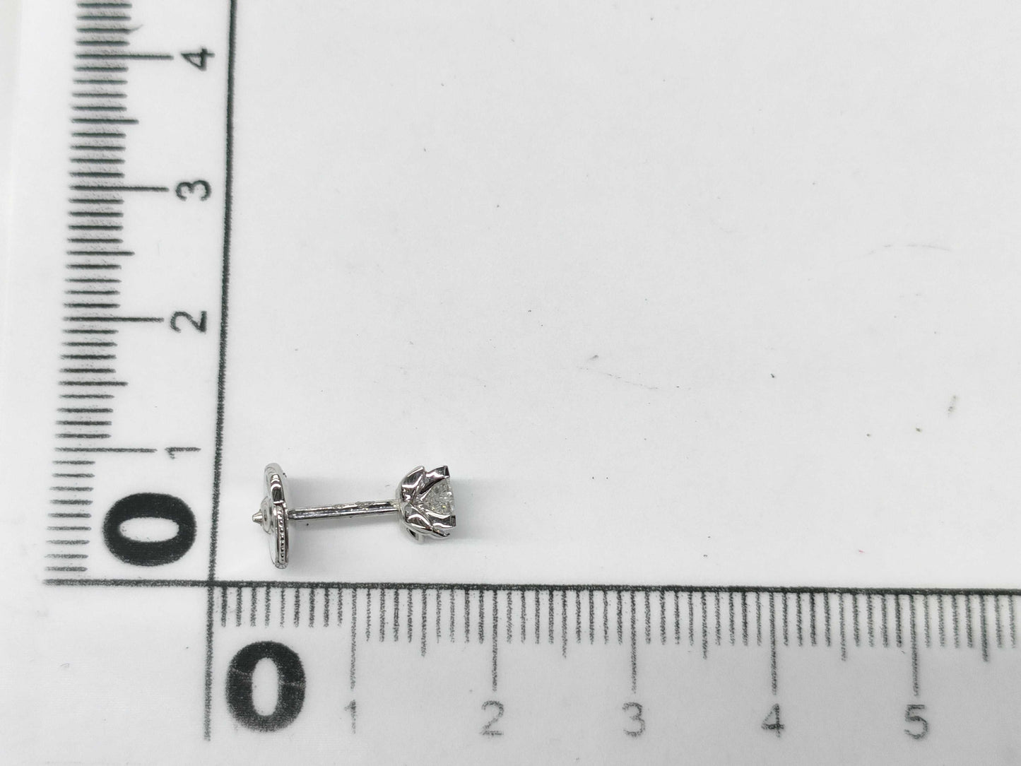 LOUIS VUITTON Star Diamond Earrings in White Gold and AU750, 1.1g