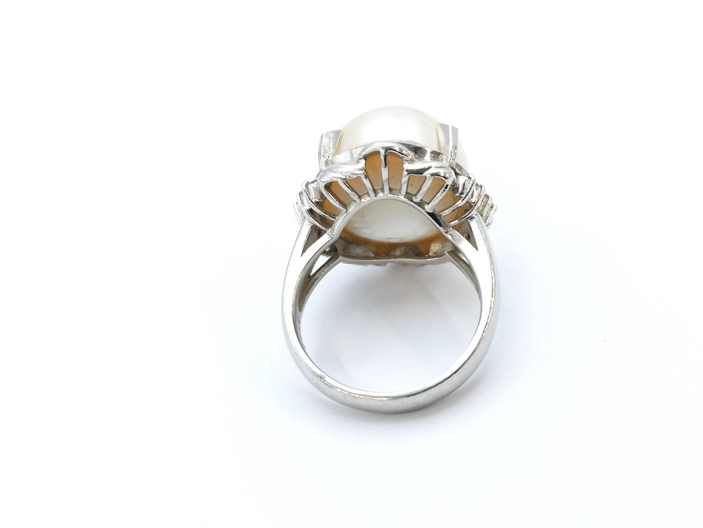 Semi-round pearl, diameter approximately 15.4mm, D0.185ct, PT900, 13.8g, ring