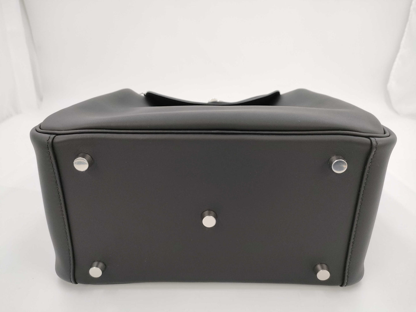 HERMES Lindy 26K Stamped Noir Silver Hardware Swift Handbag