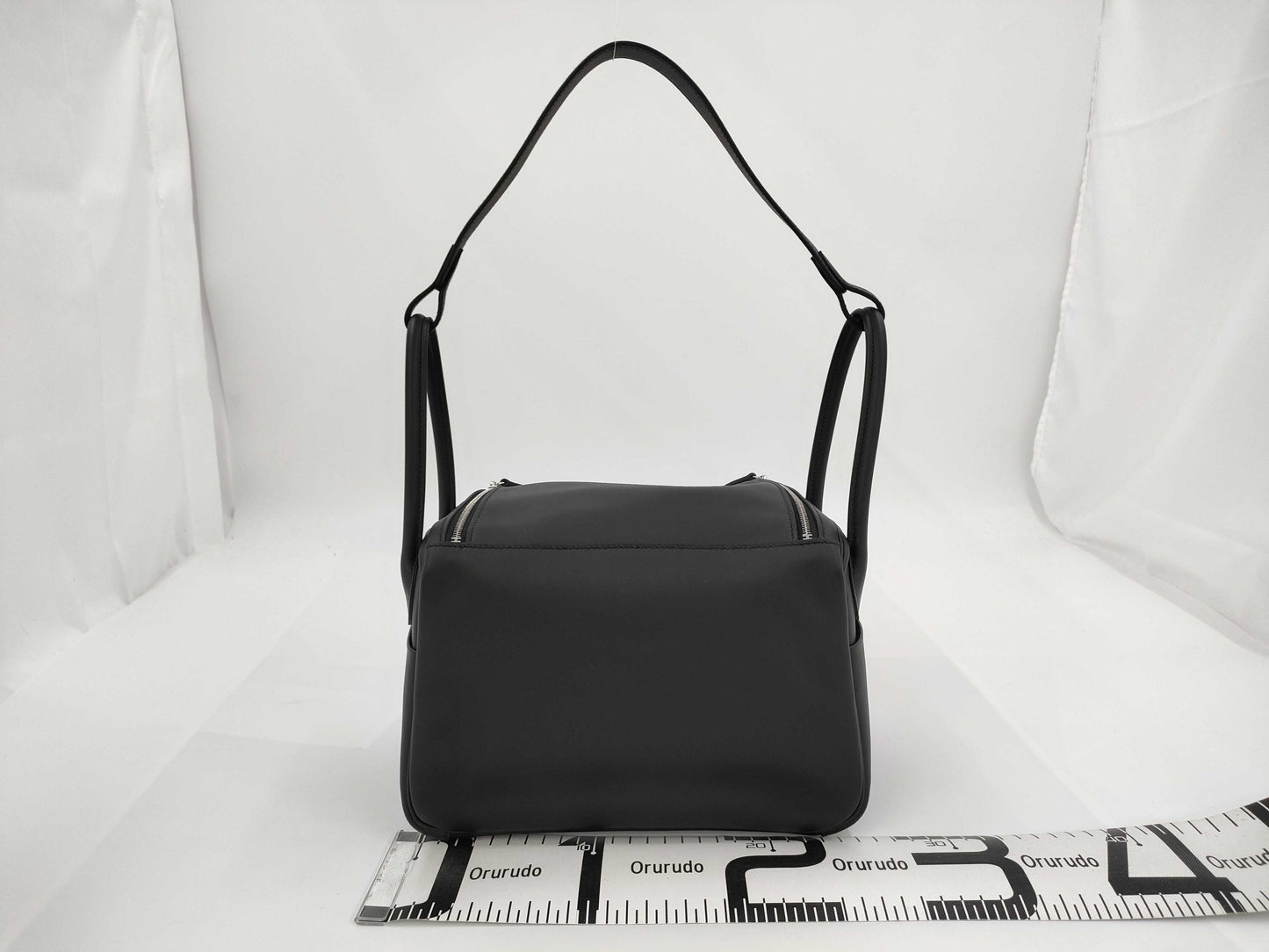 HERMES Lindy 26K Stamped Noir Silver Hardware Swift Handbag