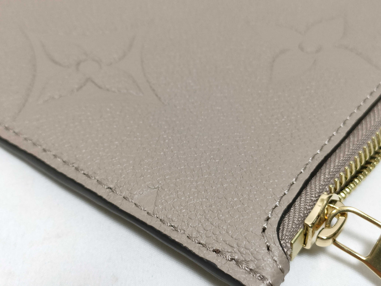 LOUIS VUITTON RFID verification impossible. Serial number verification impossible. Monogram Empreinte Louis Vuitton Neverfull Pouch in Taupe with Gold Hardware.