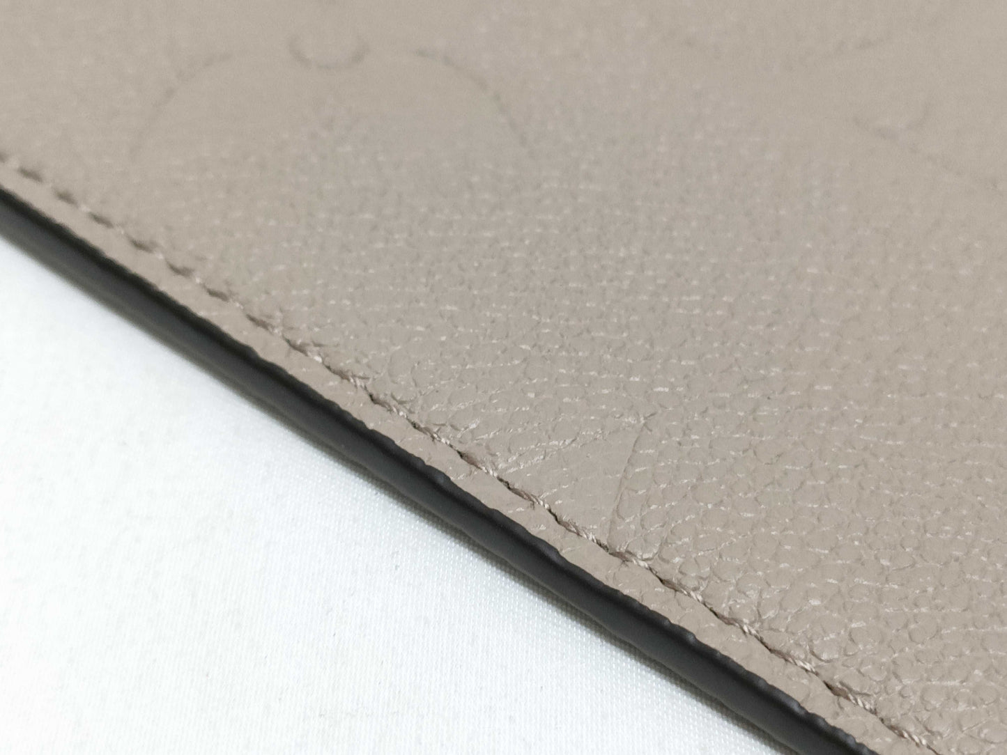 LOUIS VUITTON RFID verification impossible. Serial number verification impossible. Monogram Empreinte Louis Vuitton Neverfull Pouch in Taupe with Gold Hardware.