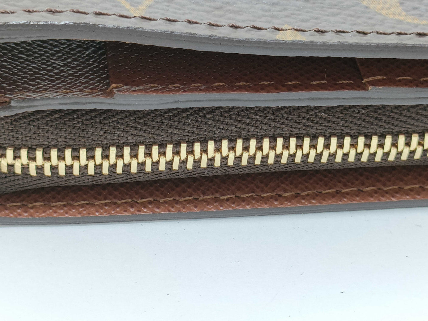 LOUIS VUITTON REID Unconfirmed CT 0027 Monogram LOUIS VUITTON M61667 Monogram Compact Zip Wallet