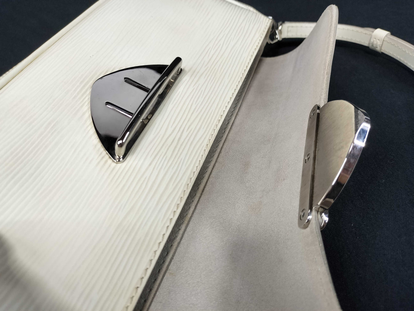 LOUIS VUITTON RFID Unavailable TH2057 Epi Leather LV Montaigne Pochette M5929J TH2057 White Shoulder Bag