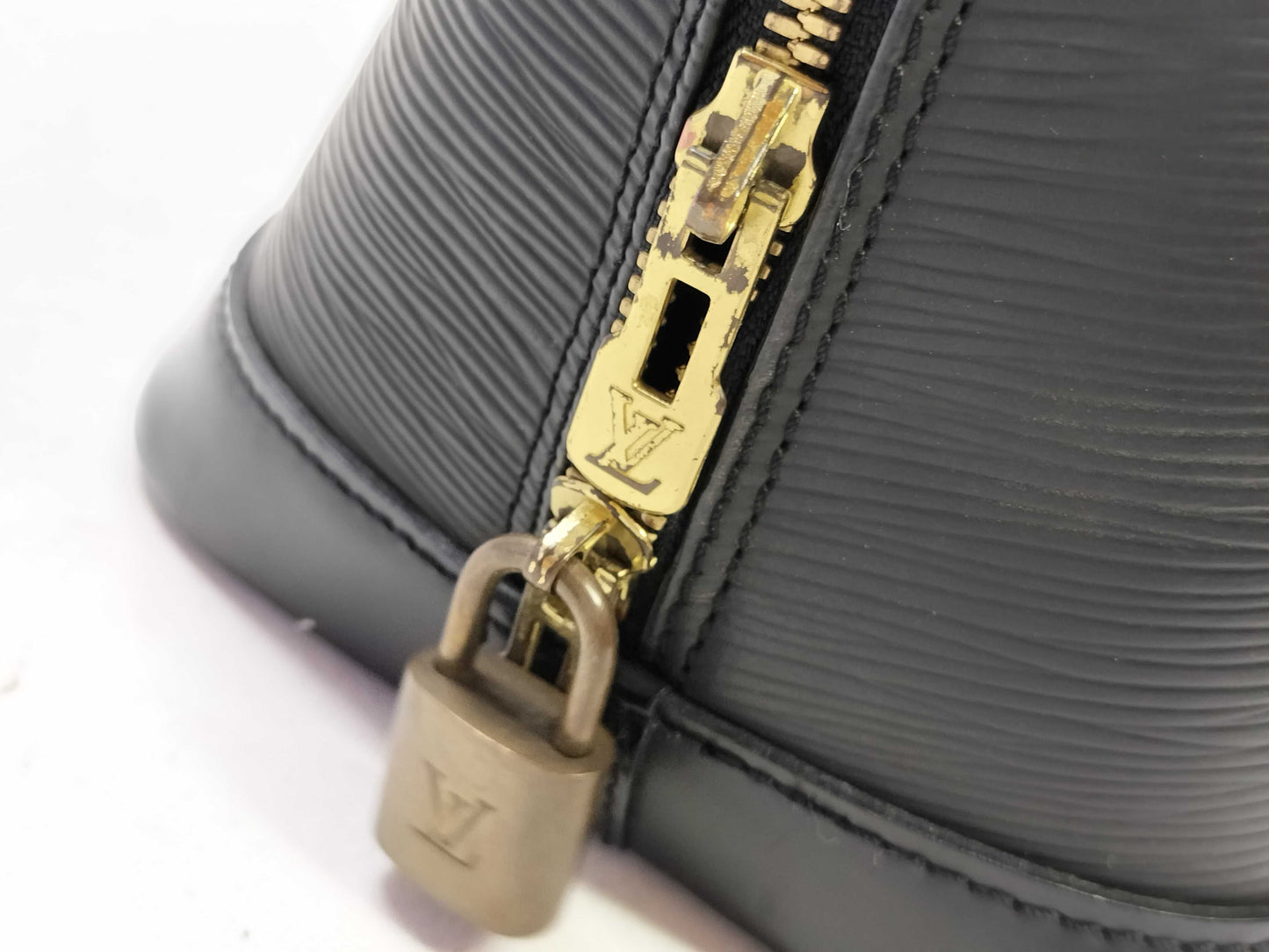 LOUIS VUITTON AR0052 Epi Louis Vuitton Epi Alma Handbag