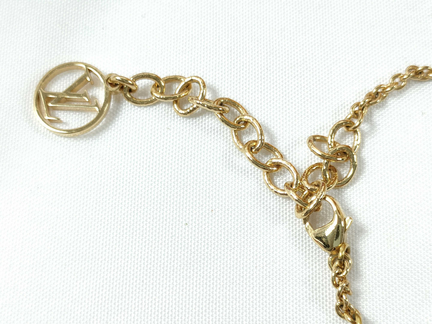 LOUIS VUITTON OB0271 RFID Unverifiable. Louis Vuitton M61083 Essential V OB0271 Necklace, GP Gold.